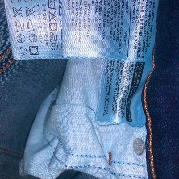 Levi’s Woman’s Slimming Skinny Jeans - Picture 6 of 6